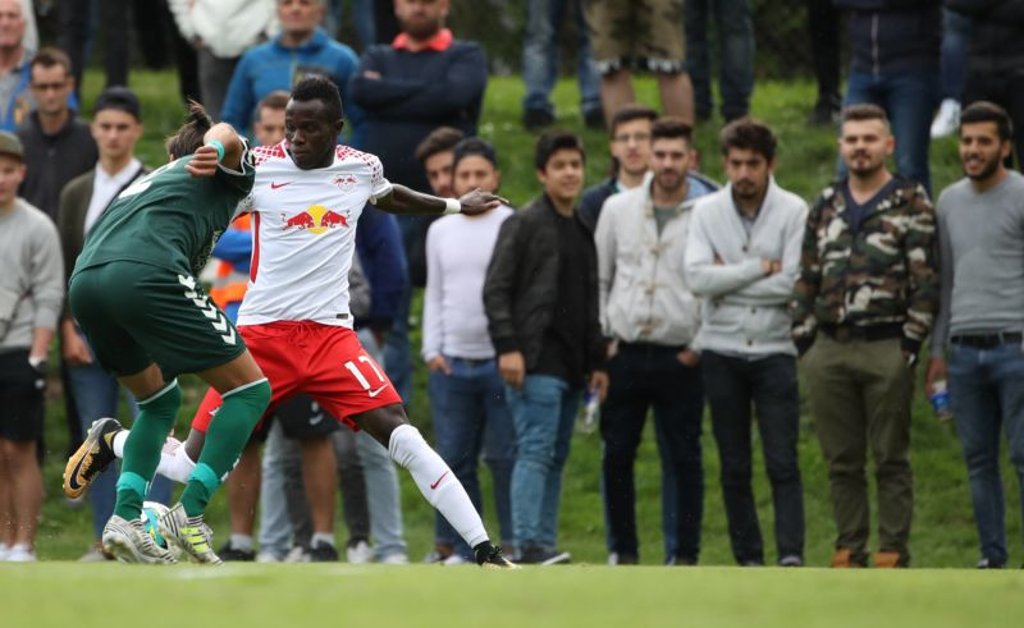 Bruma versuchte sich beim ersten Spiel für RB Leipzig schon mal in Tänzchen mit den Gegenspielern.