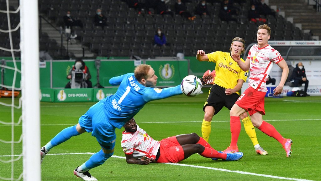 Upamecano am Boden, Haaland steht: Das 2:0 für Borussia Dortmund.