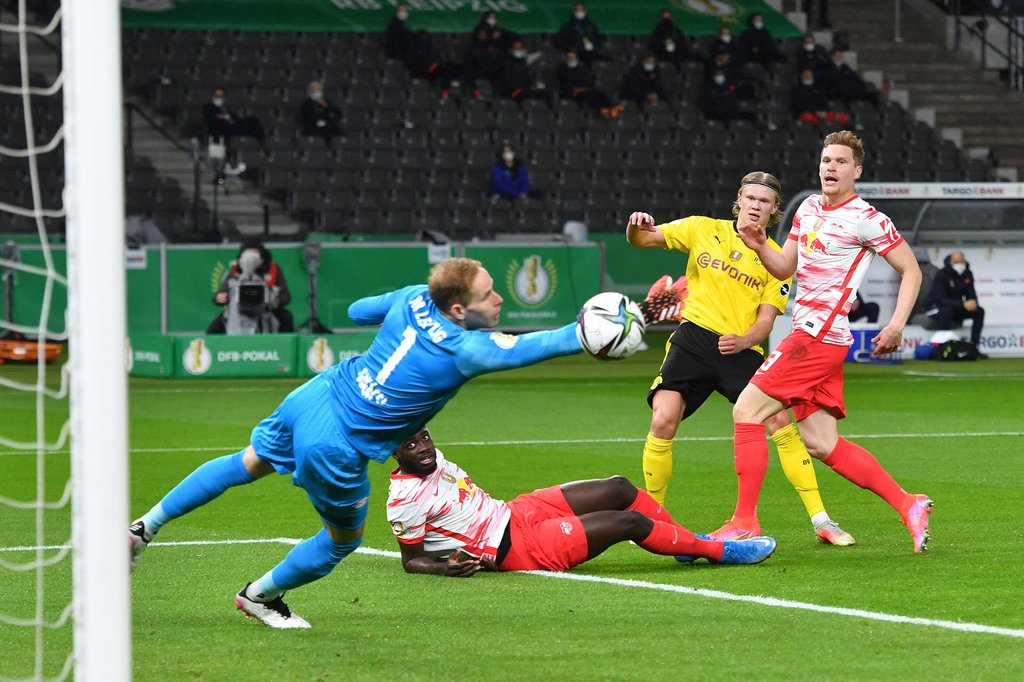 Upamecano am Boden, Haaland steht: Das 2:0 für Borussia Dortmund.