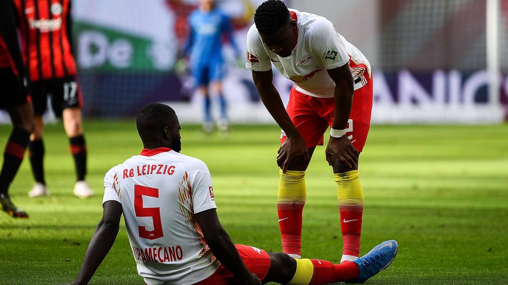 Wie gehts, Bro? Nordi Mukiele erkundigt sich nach dem Befinden von Dayot Upamecano.
