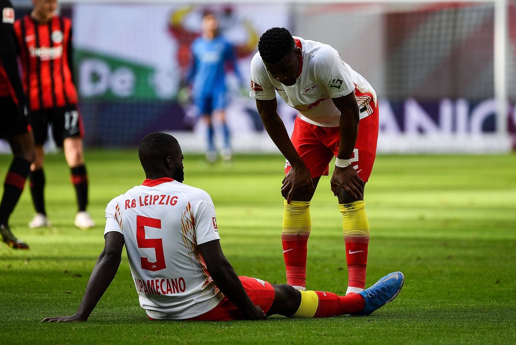 Wie gehts, Bro? Nordi Mukiele erkundigt sich nach dem Befinden von Dayot Upamecano.