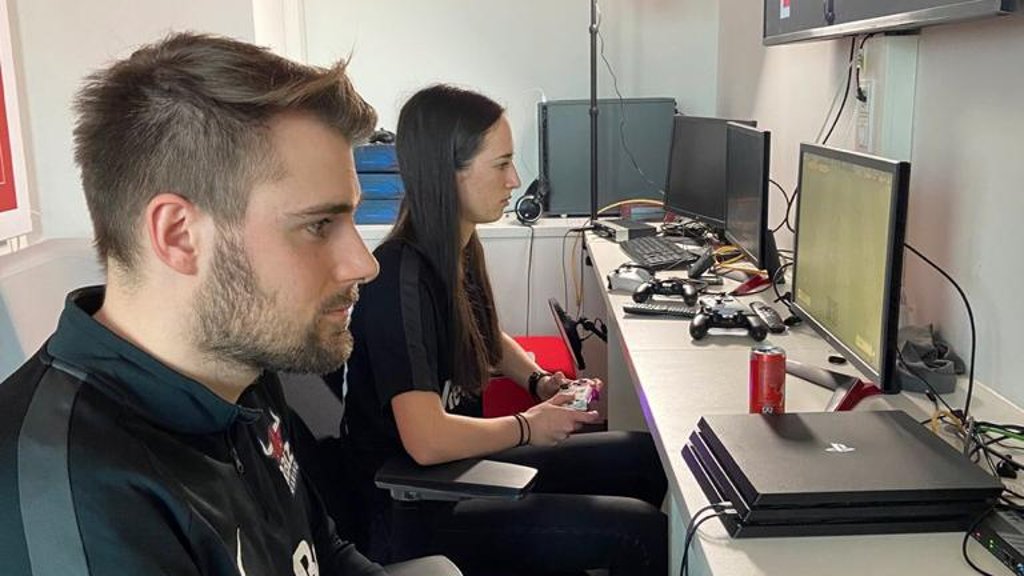 Lena Güldepfennig an der Seite von RBLZ-Coach Daniel Fehr am letzten Doppelspieltag in der Virtual Bundesliga.