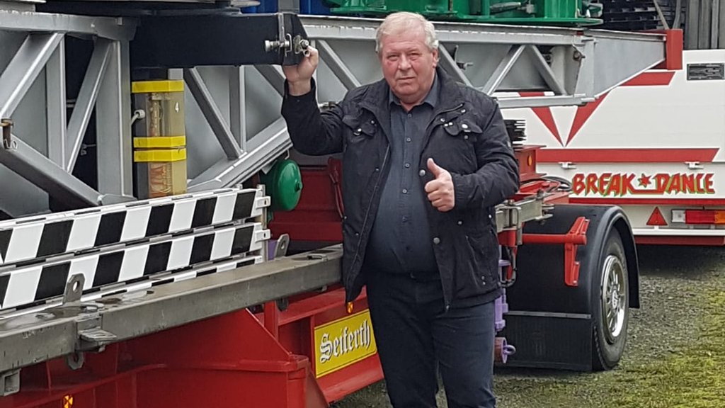 Schausteller-Chef Jürgen Seiferth vor seinen Fahrgeschäften auf der Kleinmesse.