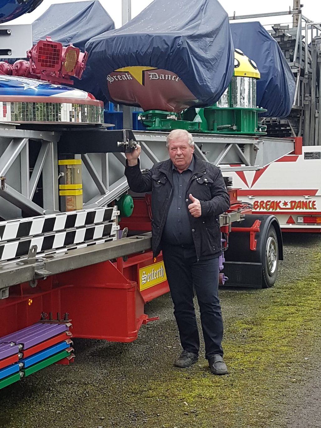 Schausteller-Chef Jürgen Seiferth vor seinen Fahrgeschäften auf der Kleinmesse.