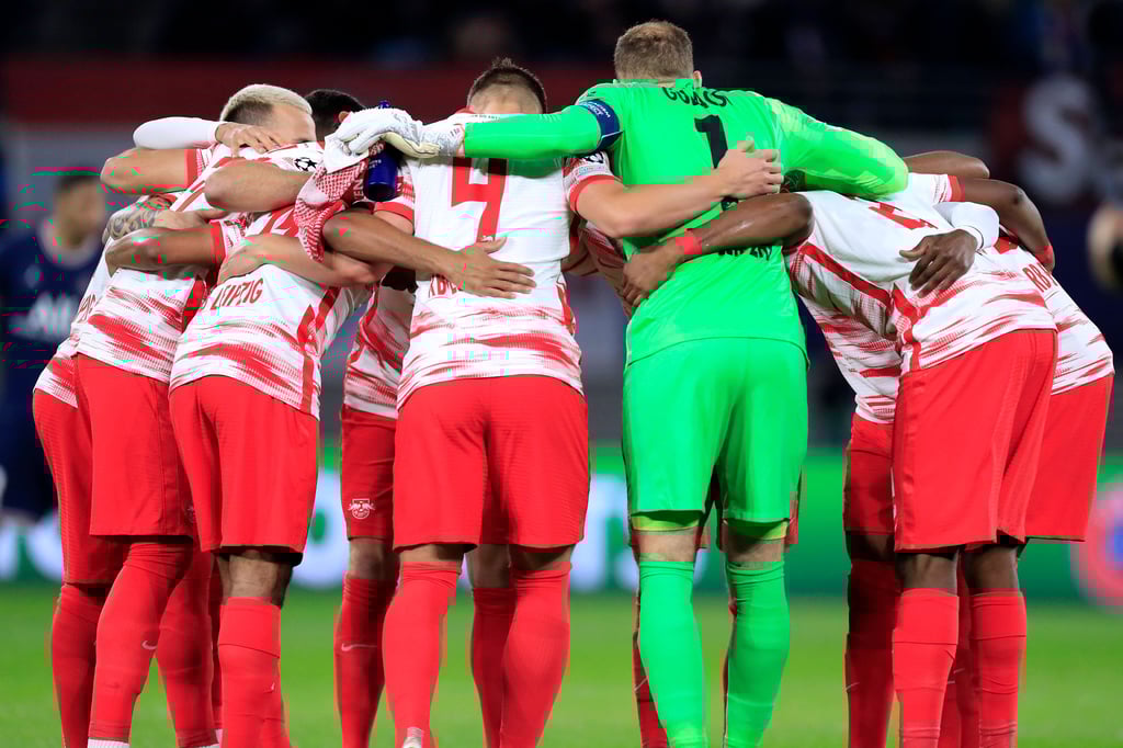 Die Spieler von RB Leipzig beschwören sich auf das Match gegen PSG ein. 