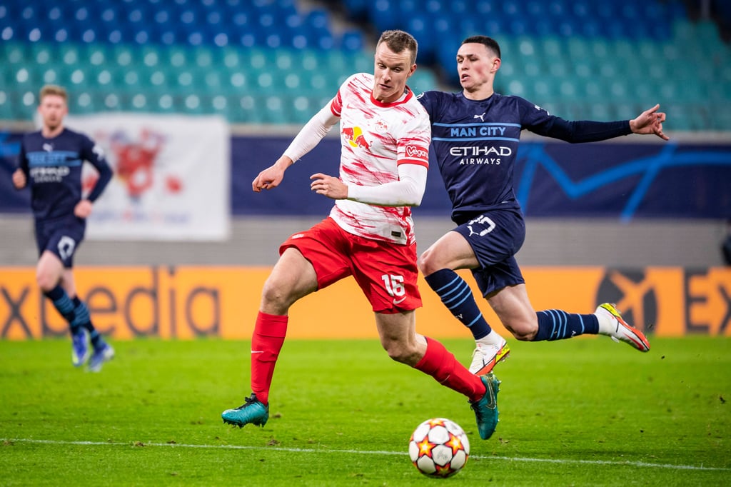 Lukas Klostermann ist beim Spiel zwischen RB Leipzig und Manchester City vor Phil Foden (r.) am Ball.