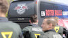 Polizei beschützt Mannschaftsbus von Rasenballsport, RB Leipzig.