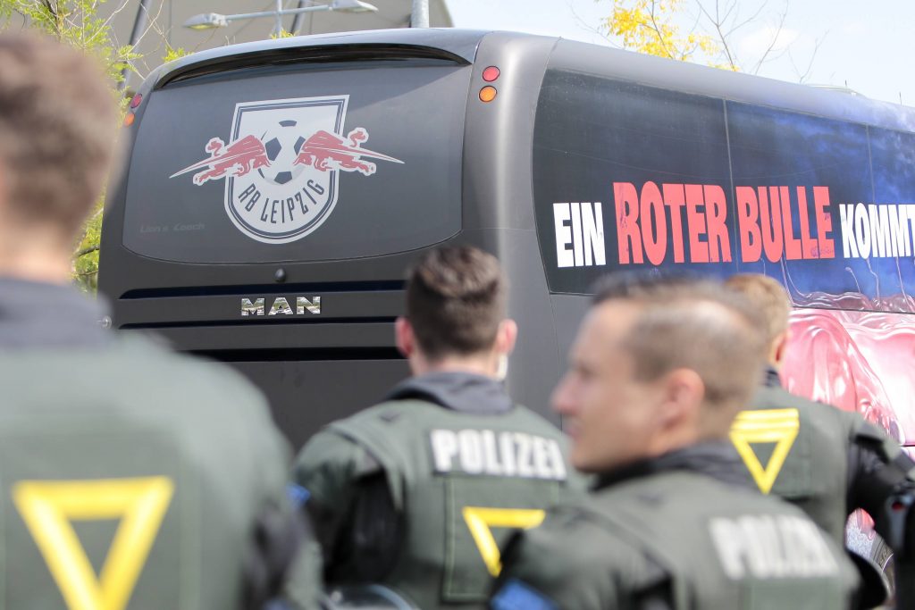 Polizei beschützt Mannschaftsbus von Rasenballsport, RB Leipzig.