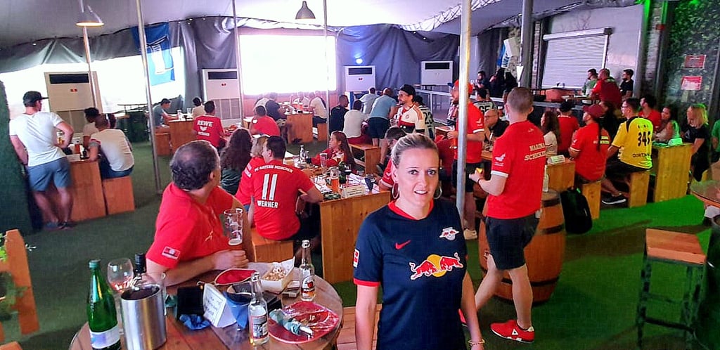 Fanclubgründerin Dana Haubold (vorne) beim Bundesliga-Stammtisch in Dubai.