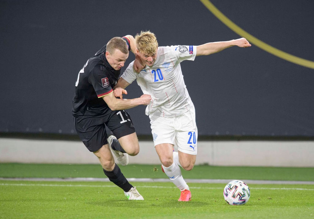 Lukas Klostermann (l.) geht gegen Islands Albert Gudmundsson rustikal zur Sache.