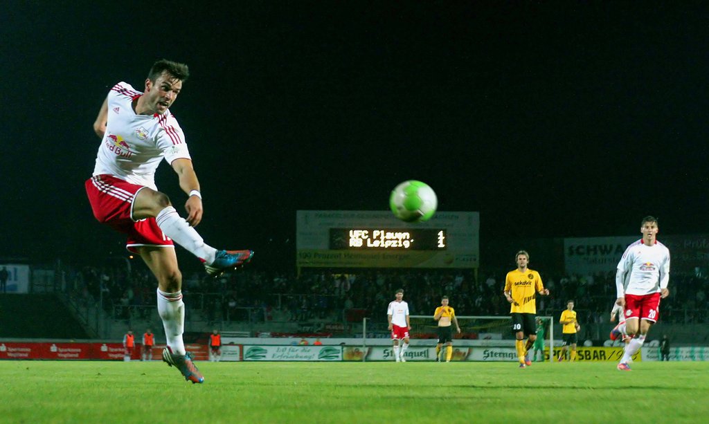 Bastian Schulz beim Schuss für RB im Regionalliga-Spiel in Plauen 2012.