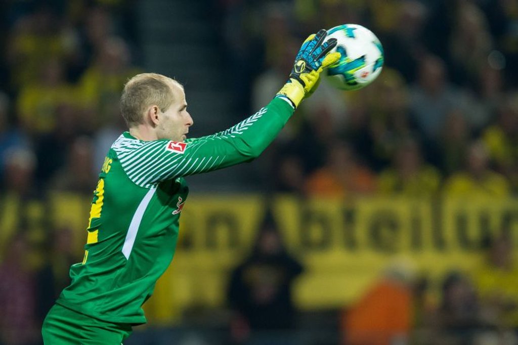 Peter Gulacsi brachte das Paar Handschuhe vom Sieg in Dortmund als Geschenk mit ins Krankenhaus.