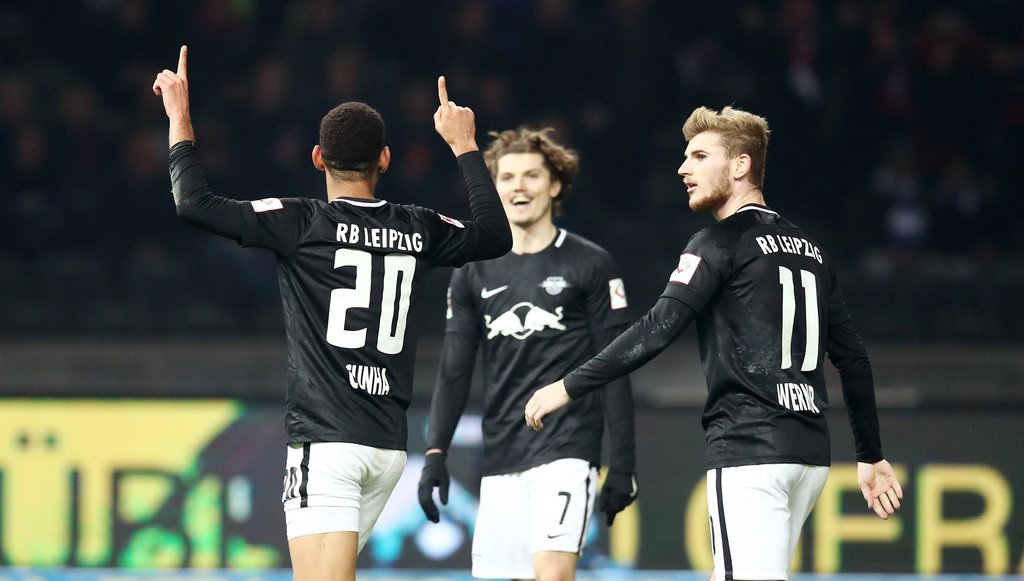 Die RB-Profis Matheus Cunha (l.) und Marcel Sabitzer (hinten) stehen für das Tor des Jahres 2019 zur Wahl.