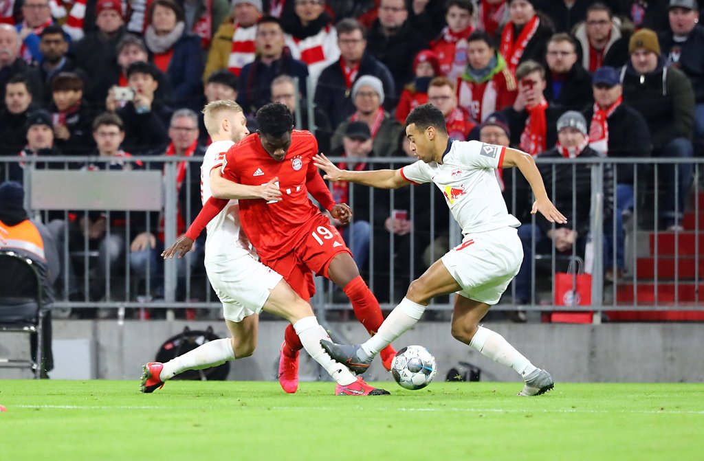 In der RB-Zange: Tyler Adams (r.) und Konrad Laimer bearbeiten Bayerns Davies