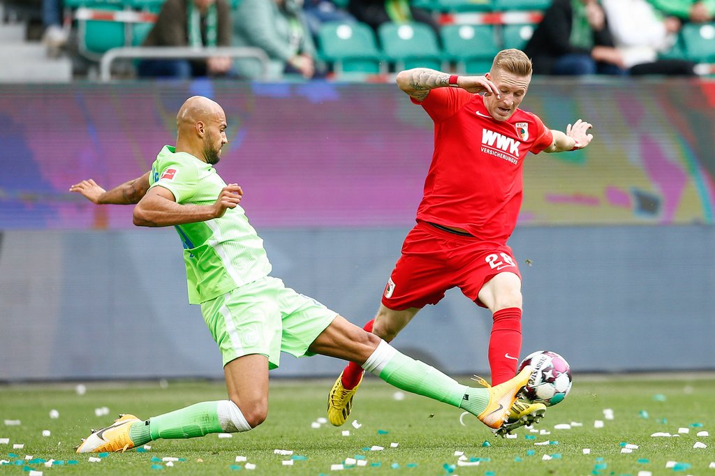 Andre Hahn (r.) im Duell mit dem Wolfsburger John Anthony Brooks.