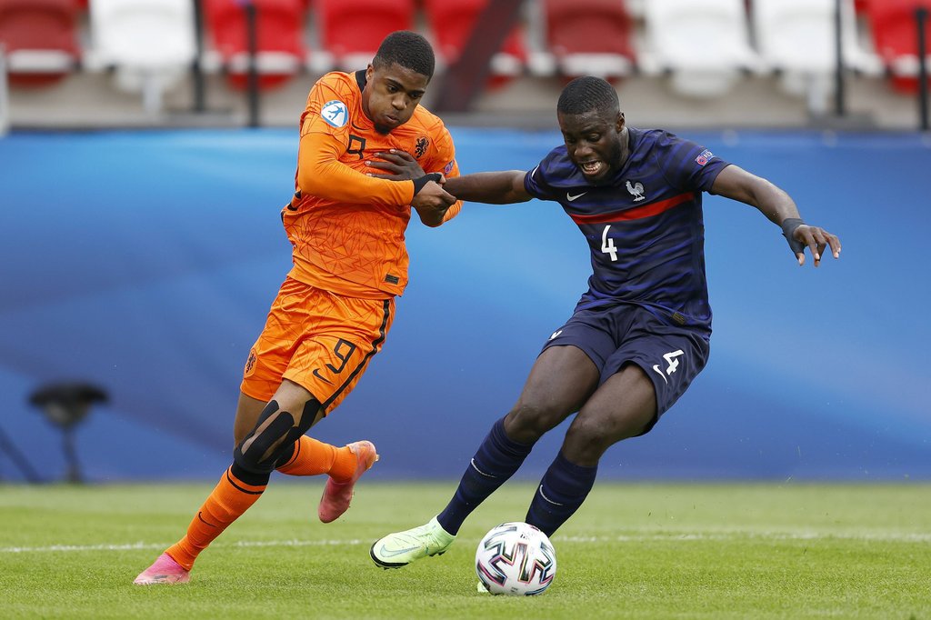 Dayot Upamecano (r.) im Einsatz für die französische U21-Nationalmannschaft.