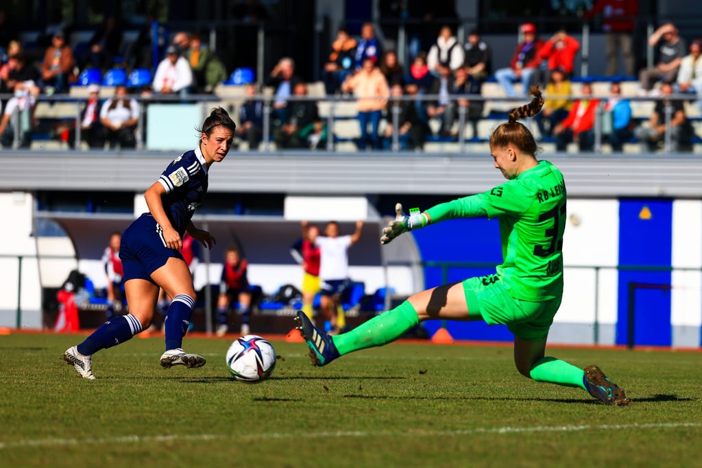 Andernachs Lisa Umbach (l.) scheitert an RB-Torhüterin Stella Busse.