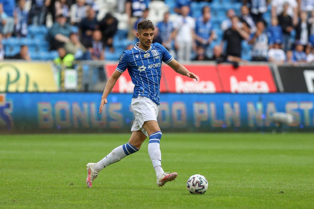 Jakub Moder spielt bei Lech Posen und könnte das Interesse von RB auf sich gezogen haben.