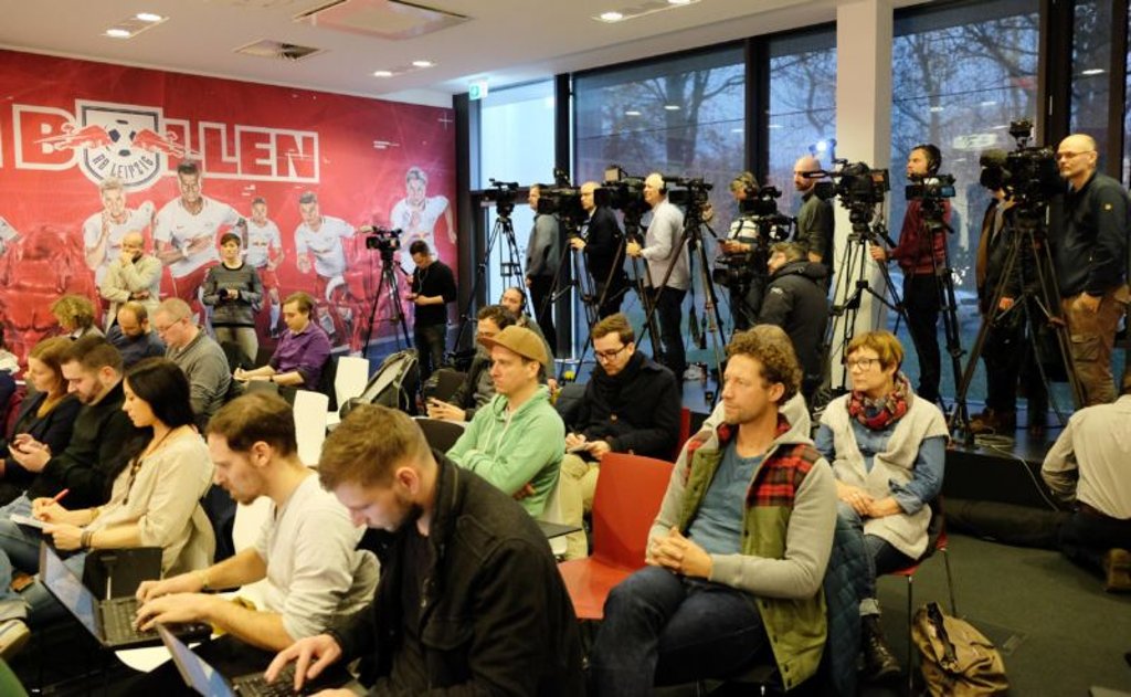 Gut besuchte Pressekonferenz bei RB Leipzig vor dem Spiel gegen den FC Bayern.