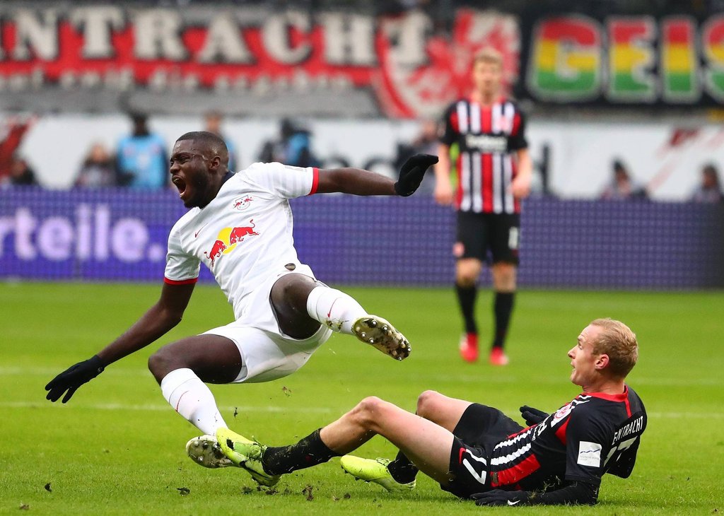 Hau wech, den Upa: Sebastian Rode im Einsatz gegen Dayot Upamecano.
