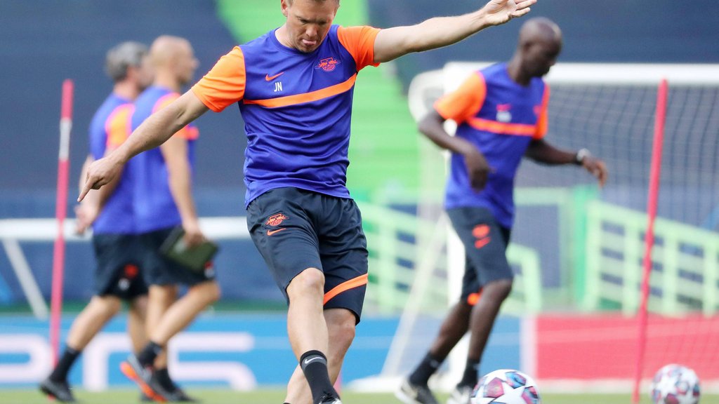 RB-Coach Julian Nagelsmann beim Abschlusstraining in Lissabon