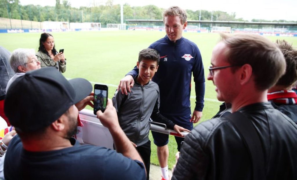 Julian Nagelsmann scherzt mit den Fans, die zahlreich zu den ersten öffentlichen Einheiten von RB Leipzig kommen.