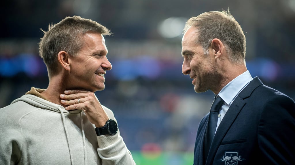 „Der Verein hat sich für die kommenden Spiele etwas Motivatorisches überlegt”: Jesse Marsch und Oliver Mintzlaff beim Champions-League-Spiel in Paris.