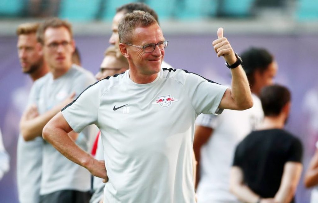 Daumen hoch. DAZN überträgt das Hinspiel in der Europa-League-Qualifikation zwischen RB Leipzig und Universitatea Craiova.