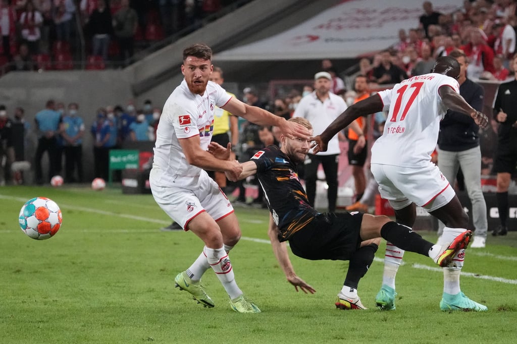 Jab an die Schläfe: Konrad Laimer muss gegen Köln einstecken