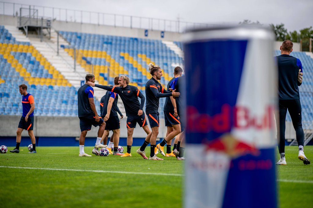 Leipzigs Spieler beim Training: im Vordergrund steht eine Dose des Sponsors Red Bull