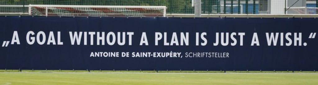 Fußball-Bundesliga 2019/2020, Training bei RB Leipzig (8. 7. 2019) Motivationsspruch am RBL-Trainingsgelände mit der Aufschrift – A goal without a plan is just a wish. – Antoine de Saint-Exupery, Schriftsteller – beim Training von RB Leipzig (9.7.2019). Leipzig Sachsen Deutschland RBL-Akademie am Cottaweg *** Soccer Bundesliga 2019 2020, training at RB Leipzig 8 7 2019 Motivation speech at the RBL training ground with the inscription A goal without a plan is just a wish Antoine de Saint Exupery, writer at the training of RB Leipzig 9 7 2019 Leipzig Sachsen Deutschland RBL Akademie am Cottaweg