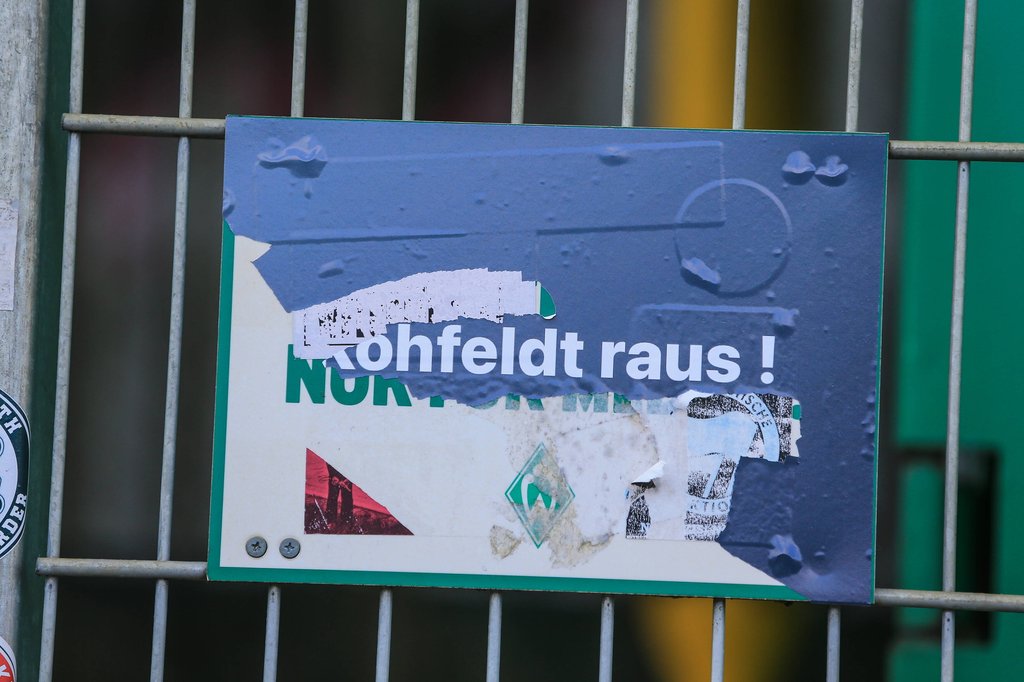 An diesem Schild mussten die Werder-Profis auf dem Weg zum Spielersatztraining vorbei.