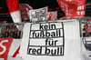 "Banner mit der Aufschrift ""kein fußball für red bull""."