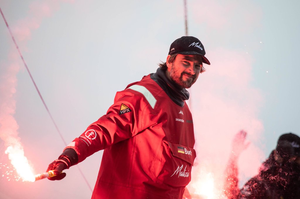 Pyro-Fan: Boris Herrmann zündelte nach seiner Ankunft im sicheren Hafen.