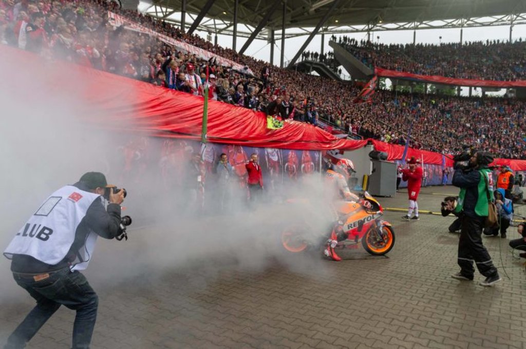 Marc Marquez drehte in der Red Bull Arena seine Runden und unterschreib ein Trikot von RB.