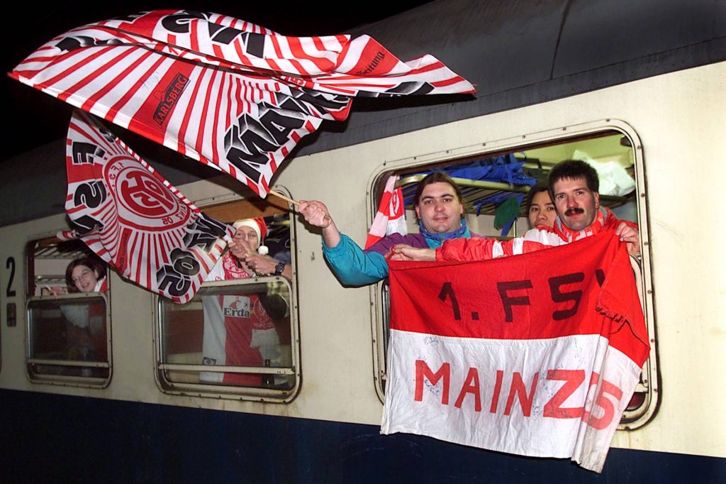 Karneval im Waggon: Mainzer Fans in einem Sonderzug.