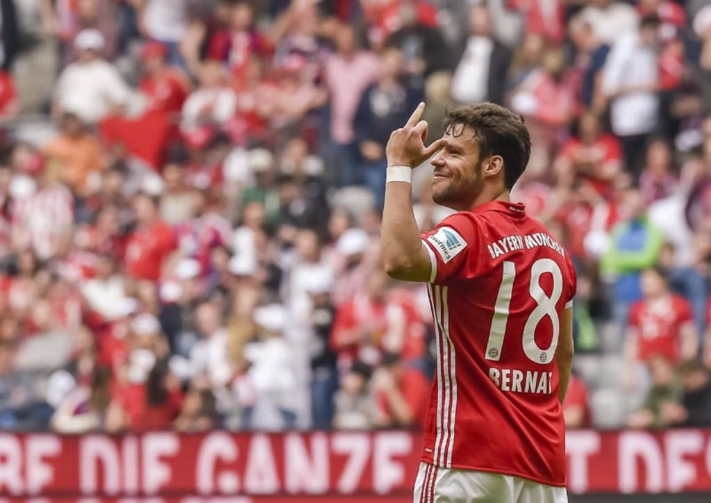 Juan Bernat (Bayern) zeigt zum Spass den Stinkefinger während des Spiels gegen Augsburg.
