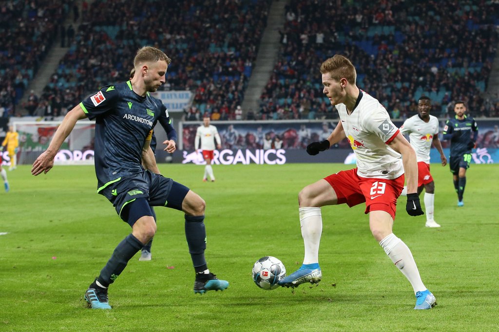 RB Leipzigs Marcel Halstenberg (r.) geht gegen Marvin Friedrich (1. FC Union Berlin) ins Duell.