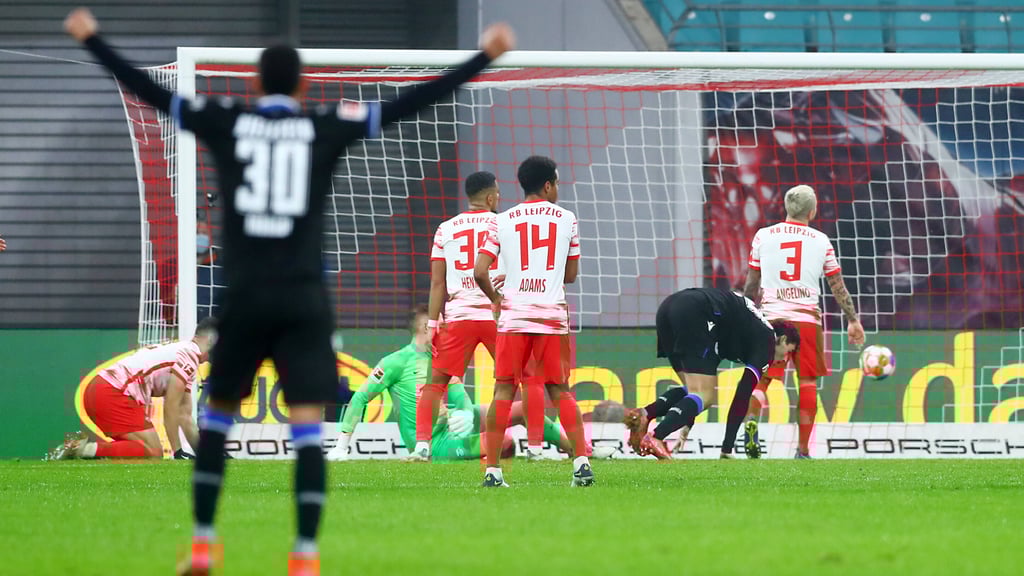 Andrés Andrade freut sich über das 2:0 für Bielefeld