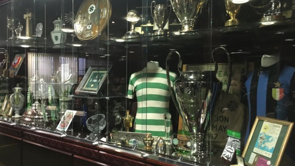 Beeindruckender Trophäenschrank: Boardroom des Celtic FC im „Paradise”