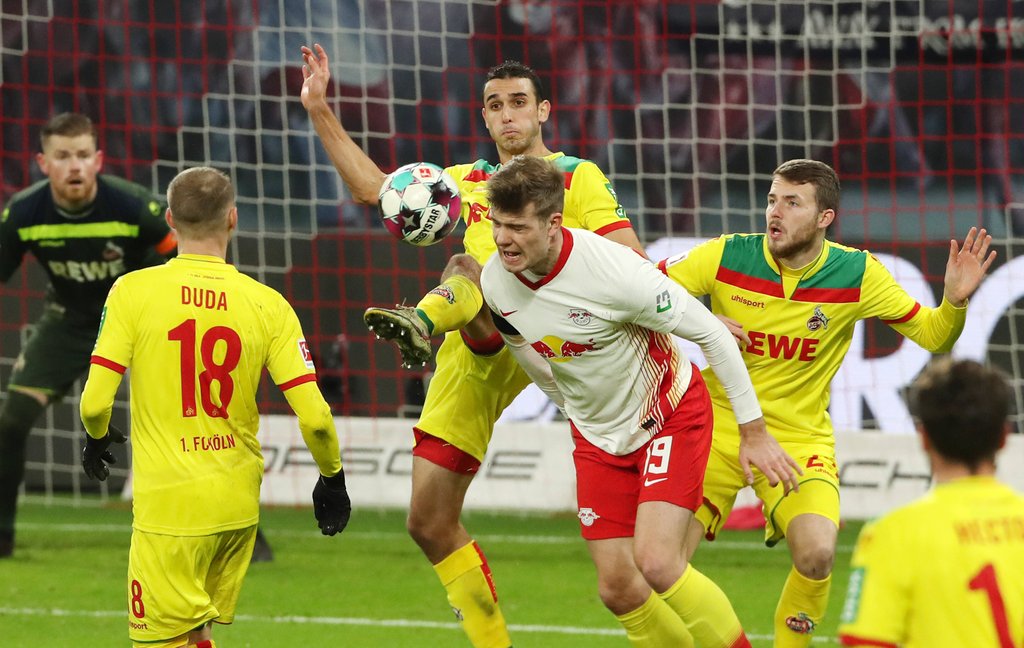 Schwerer Stand: Alexander Sörloth gegen die massive Kölner Defensive.