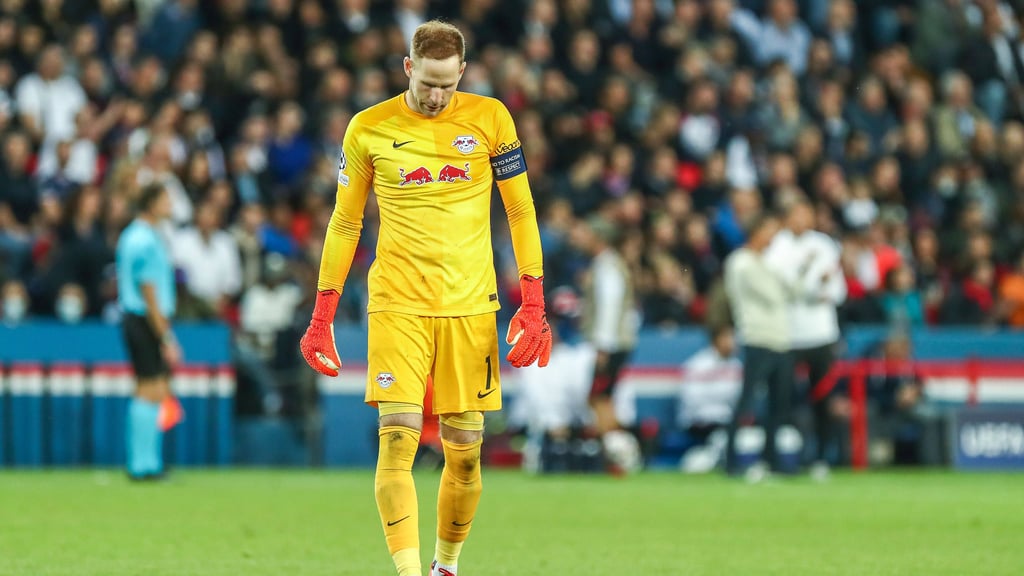 Torwart Peter Gulacsi schleicht nach der Niederlage gegen PSG in der Champions League unzufrieden vom Feld.