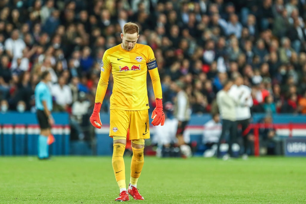Torwart Peter Gulacsi schleicht nach der Niederlage gegen PSG in der Champions League unzufrieden vom Feld.