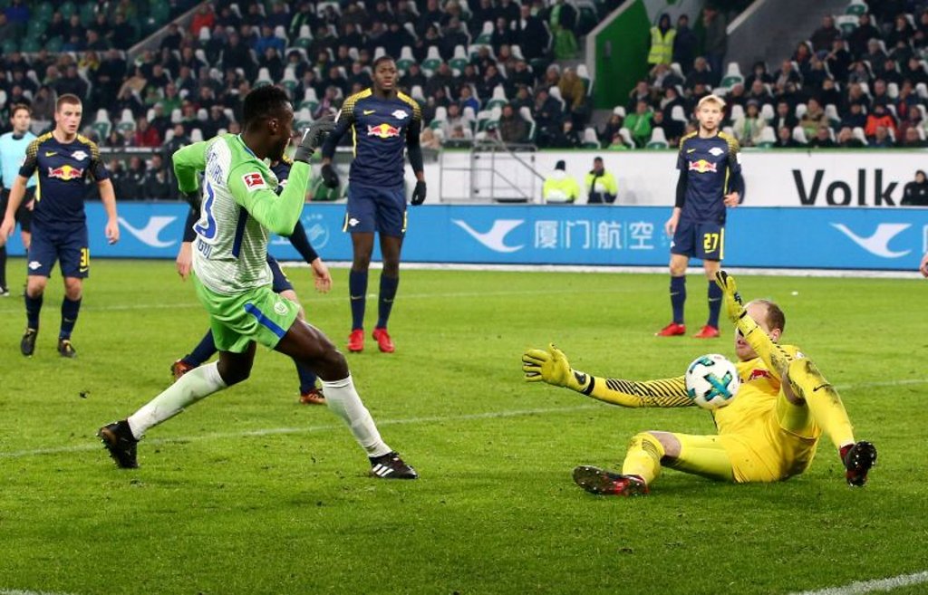 Krake Gulacsi: Divock Origi scheiterte in der Schluss-Viertelstunde mit dem VfL Wolfsburg gleich fünf Mal an RB Leipzigs Peter Gulacsi