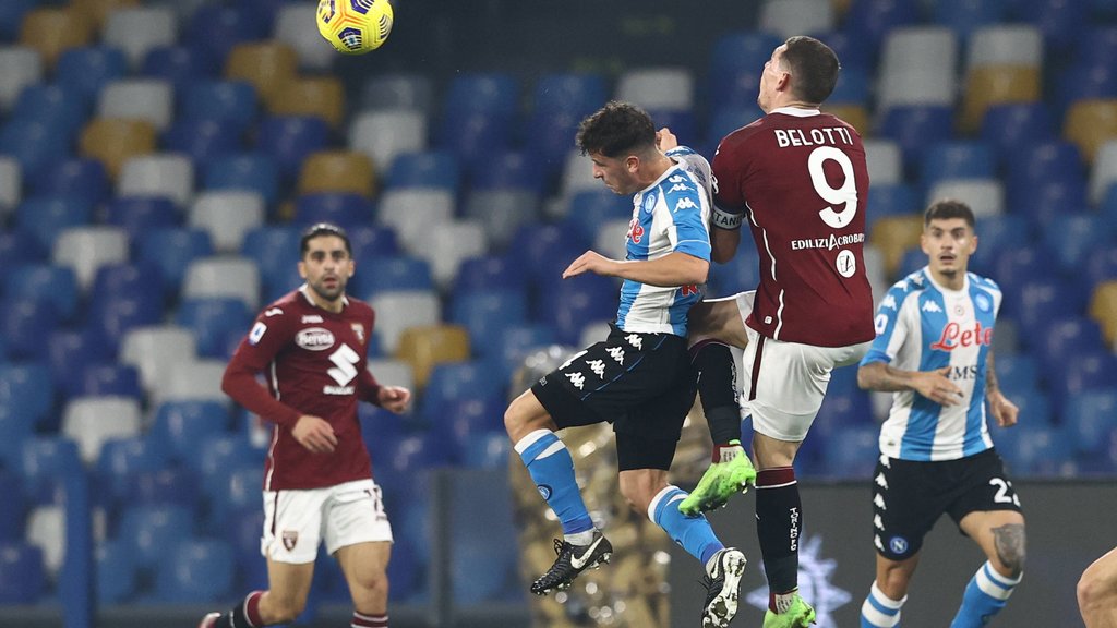 Knie ins Kreuz: Diego Demme gegen den italienischen Nationalspieler Andrea Belotti.