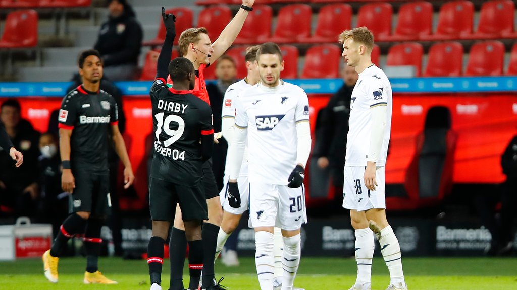 „Das darf ihm in Zukunft nicht mehr passieren”, findet Trainer Sebastian Hoeneß: Gelb-Rot gegen Stefan Posch.