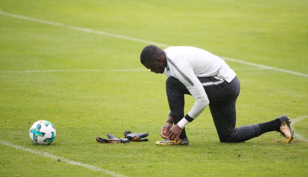 Yvon Mvogo fehlte mit Knieproblemen nach Zusammenprall mit Jean-Kevin Augustin.