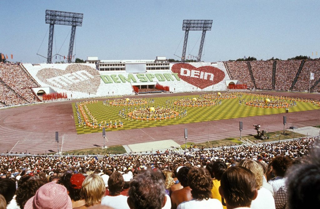 Das Stadion der 100.000 in seinem Lauf hält weder Ochs noch Esel auf.