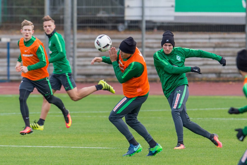 „Ihr habt den Rasen schön.“ Werder Bremen trainiert auf Platz 11.