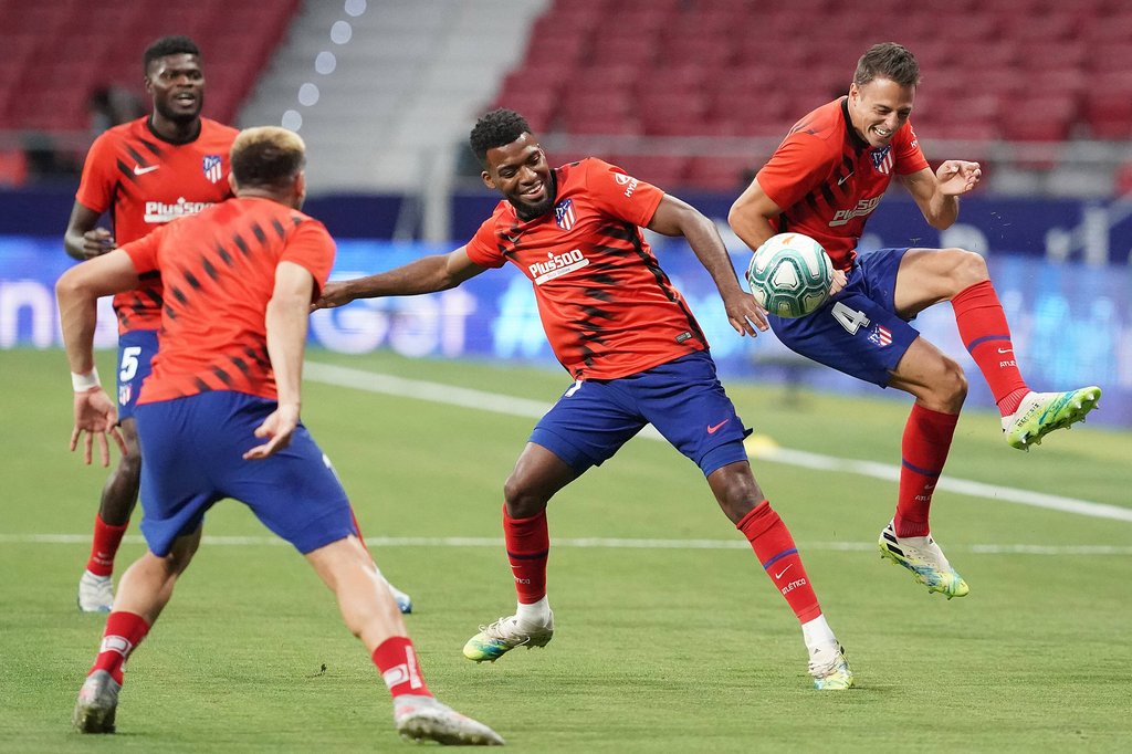 Eine Woche Urlaub und gleich wieder Spaß: Atletico-Personal beim Warmmachen